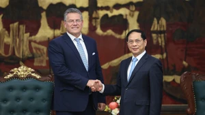 El vice primer ministro de Vietnam Bui Thanh Son recibe al comisario de Comercio y Seguridad Económica de la Unión Europea, Maros Sefcovic. (Foto: VGP)