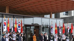 El presidente de Corea del Sur, Lee Jae Myung, y su esposa, junto con el secretario general del Partido Comunista de Vietnam, To Lam, y su cónyuge, en posición de honor, escuchan a la banda militar interpretar los himnos nacionales de sus países. (Foto: VNA)