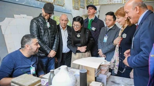 Le Thi Bich Tran, esposa del primer ministro vietnamita, Pham Minh Chinh, en el Centro de Protección Infantil El Biar. (Foto: VOV)