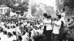 La gente se reúne frente a la sede de la VNA en Hanói para escuchar las noticias de la victoria del 30 de abril de 1975. (Fotografía: VNA)