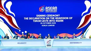 Escena de la firma de la Declaración sobre la Admisión de Timor Oriental a la Asean. (Foto: VNA)