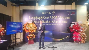 Un representante de la Embajada del Reino Unido en Vietnam habla en el acto inaugural del centro. (Foto: Nhan Dan)
