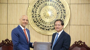 El embajador de los EAU en Vietnam, Bader Almatrooshi (izquierda), y el vicepresidente del Comité Popular provincial Nguyen Hong Thanh en la reunión. (Foto: VNA)