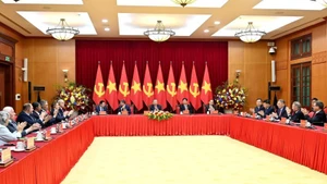 El secretario general del Partido Comunista de Vietnam, To Lam, ofrece una recepción a líderes y representantes de partidos políticos de Asia, Europa, América y África. (Foto: VNA)