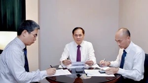 El vice primer ministro y titular de Relaciones Exteriores de Vietnam, Bui Thanh Son (centro), mantiene una conversación telefónica con el ministro de Asuntos Exteriores de Corea del Sur, Cho Hyun, el 6 de agosto. (Foto: VNA)