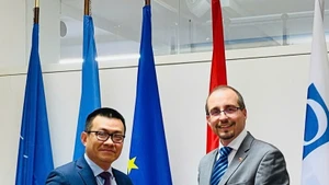 El embajador de Vietnam en Austria, Vu Le Thai Hoang (izquierda), entrega un recuerdo a Arnold Kammel, secretario general del Ministerio de Defensa del país europeo. (Foto: VNA)
