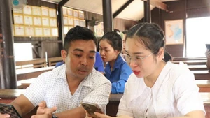 Los equipos comunitarios de tecnología digital están a la vanguardia de la alfabetización digital para la población, como contribución a que la tecnología digital llegue a todos los habitantes de las aldeas. (Foto: VNA)