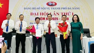 El Comité del Partido Comunista de Vietnam en el Servicio de Asuntos Internos de Da Nang anuncia la creación de la célula del Partido en la zona especial de Hoang Sa el 16 de junio. (Fotografía: Nhan Dan)