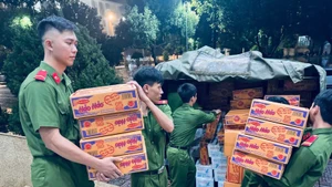 La Policía de Dak Lak prepara suministros para transportar a las zonas inundadas. (Foto: VNA)