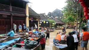 El casco antiguo de Hoi An queda sumergido por lluvias intensas y prolongadas. (Foto: VNA)