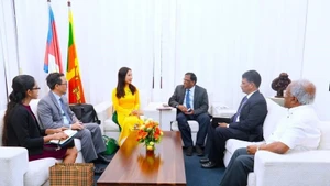 La embajadora de Vietnam en Sri Lanka, Trinh Thi Tam, conversa con el gobernador Nagalingam Vethanayahan. (Foto: Embajada de Vietnam en Sri Lanka)