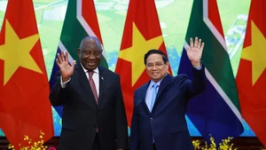 El primer ministro de Vietnam, Pham Minh Chinh, se reúne con el presidente de Sudáfrica, Matamela Cyril Ramaphosa. (Foto: VNA)