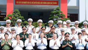 El secretario general del Partido Comunista de Vietnam, To Lam (centro, primera fila), y oficiales de la Región 5 de la Armada. (Foto: VNA)