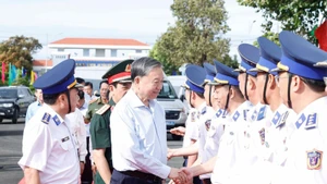 El secretario general del Partido Comunista de Vietnam, To Lam, recibido por oficiales de la Región 4 de la Guardia Costera. (Foto: VNA)