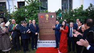 El primer ministro de Vietnam, Pham Minh Chinh, y su esposa, junto con dirigentes argelinos, asisten a la inauguración de una estela conmemorativa en honor al Presidente Ho Chi Minh en Argel. (Foto: VNA)