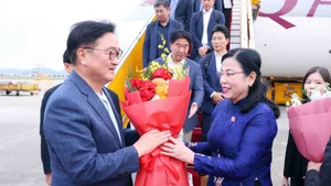 Nguyen Thanh Hai, jefa de la Comisión de Ciencia, Tecnología y Medio Ambiente de la Asamblea Nacional de Vietnam y presidenta del Grupo Parlamentario de Amistad Vietnam–Corea del Sur, recibe al presidente de la Asamblea Nacional de Corea del Sur, Woo Won Shik, en el Aeropuerto Internacional de Noi Bai. (Foto: VNA)
