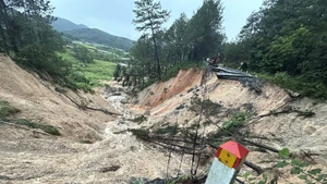 Toda la superficie de la carretera, en un tramo de entre 50 y 70 metros de longitud en el paso Mimosa, está erosionada. (Foto: VNA)