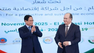 El primer ministro de Vietnam, Pham Minh Chinh (izquierda), y su homólogo anfitrión, Sifi Ghrieb, en el Foro Económico Vietnam–Argelia. (Foto: VNA)