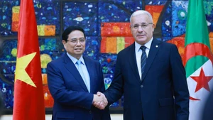 El primer ministro de Vietnam, Pham Minh Chinh, y el presidente de la Asamblea Nacional Popular de Argelia, Ibrahim Boughali. (Foto: VNA)