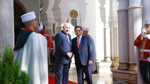 El primer ministro de Vietnam, Pham Minh Chinh (derecha), y el presidente de Argelia, Abdelmadjid Tebboune. (Foto: VNA)