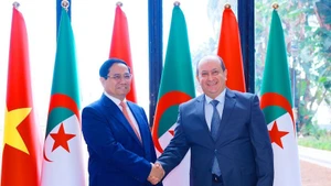 El primer ministro de Vietnam, Pham Minh Chinh (izquierda), y su homólogo argelino, Sifi Ghrieb. (Foto: VNA)