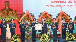 El primer ministro de Vietnam, Pham Minh Chinh, entrega el título “Héroe de las Fuerzas Armadas Populares” a la Fuerza de Defensa Aérea-Antiaérea.