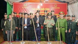 Las autoridades del Comité Popular de la provincia de Lam Dong, el Ministerio de Seguridad Pública y residentes locales participan en la ceremonia de inicio de construcción de nuevas viviendas en la aldea de Hoa Lac, en la comuna de Quang Lap. (Foto: VNA)