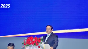 El primer ministro de Vietnam, Pham Minh Chinh, habla en la conferencia. (Foto: Nhan Dan)