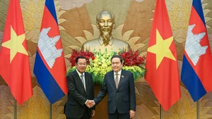 [Foto] Dirigente parlamentario vietnamita se reúne con presidente del Senado camboyano