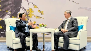 El primer ministro vietnamita, Pham Minh Chinh, conversa con su homólogo camboyano, Hun Manet. (Foto: VNA)