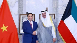 El primer ministro de Vietnam, Pham Minh Chinh, se reúne con su homólogo de Kuwait, el jeque Ahmad Abdullah Al-Ahmad Al Sabah. (Foto: VNA)