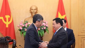 El presidente del Consejo Teórico Central y director de la Academia Nacional de Política Ho Chi Minh, Nguyen Xuan Thang, recibe al embajador de la India en Vietnam, Tshering W. Sherpa. (Foto: VNA)