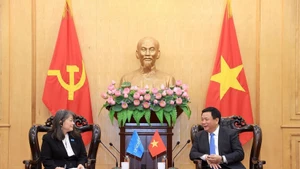 Nguyen Xuan Thang, miembro del Buró Político del Comité Central del Partido Comunista de Vietnam, presidente del Consejo Teórico Central y director de la Academia Nacional de Política Ho Chi Minh, recibe a June Kunugi, directora del Unicef para Asia Oriental y el Pacífico. (Foto: VNA)