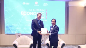 El presidente del Comité Popular de Ciudad Ho Chi Minh, Nguyen Van Duoc, se reúne con Stephan Mergenthaler, director ejecutivo del Foro Económico Mundial. (Foto: VNA)