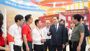 El presidente de la Asamblea Nacional de Vietnam, Tran Thanh Man, inspecciona los preparativos de la exposición. (Foto: Nhan Dan)