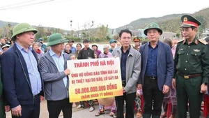 Representantes de Hanói entregan asistencia financiera de manera simbólica a la provincia de Gia Lai. (Foto: vov.vn)