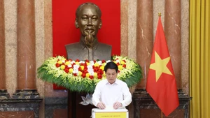 El presidente de Vietnam, Luong Cuong, realiza la donación. (Foto: VNA) 