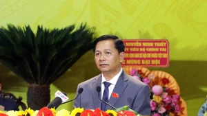 El secretario del Comité del Partido en Vinh Long para el mandato 2025-2030, Tran Van Lau, interviene en la cita. (Foto: VNA) 