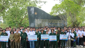 [Foto] Jóvenes vietnamitas residentes en el extranjero rinden homenaje a mártires de la Patria