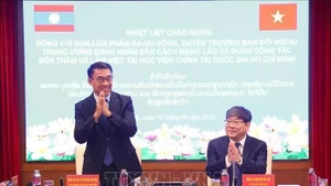 Nguyen Duy Bac (derecha), director adjunto permanente de la Academia Nacional de Política Ho Chi Minh, y Bounleua ​​Phandanouvong, jefe interino de la Comisión de Asuntos Exteriores del Comité Central del Partido Popular Revolucionario de Laos. (Fotografía: VNA)