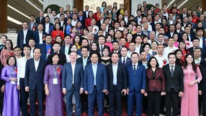 El primer ministro de Vietnam, Pham Minh Chinh, posa junto con los delegados.