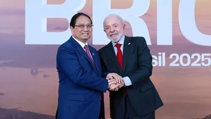El primer ministro de Vietnam, Pham Minh Chinh (izquierda), y el presidente de Brasil, Luiz Inácio Lula da Silva. (Fotografía: VNA)