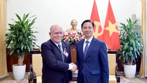 El viceministro de Relaciones Exteriores vietnamita Ngo Le Van se reúne con Pedro Oliveira, miembro de la Comisión de Relaciones Internacionales del Partido Comunista de Brasil y secretario general de la Asociación de Amistad Brasil-Vietnam. (Foto: VNA)