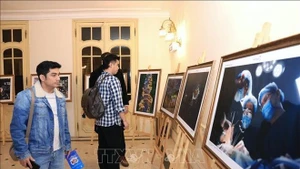 Visitantes a la exposición fotográfica del concurso "Vietnam Feliz" de 2024. (Foto: VNA)