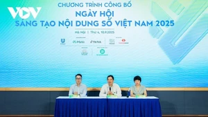 El director de la Autoridad de Radiodifusión, Televisión e Información Electrónica del Ministerio de Cultura, Deportes y Turismo, Le Quang Tu Do (centro), habla en el lanzamiento de Vietnam iContent 2025, el 10 de septiembre de 2025. (Foto: VOV)