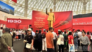 [Foto] Acapara gran atención de ciudadanos exhibición sobre Tío Ho y jefes del Partido Comunista de Vietnam