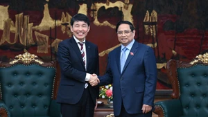 El primer ministro de Vietnam, Pham Minh Chinh (derecha), recibe al gobernador de la prefectura japonesa de Gunma, Yamamoto Ichita.