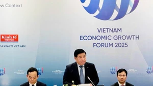 El vice primer ministro vietnamita Nguyen Chi Dung interviene en la cita. (Fotografía: VGP)