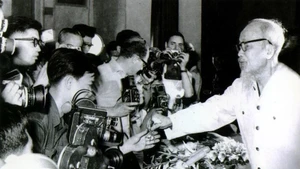 El Presidente Ho Chi Minh se reúne con reporteros nacionales y extranjeros en Hanói en 1968. (Fotografía: VNA)