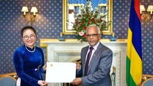 La embajadora de Vietnam en Mauricio, Tran Thi Thu Thin, presenta sus cartas credenciales al presidente Dharambeer Gokhool. (Fotografía: VNA)